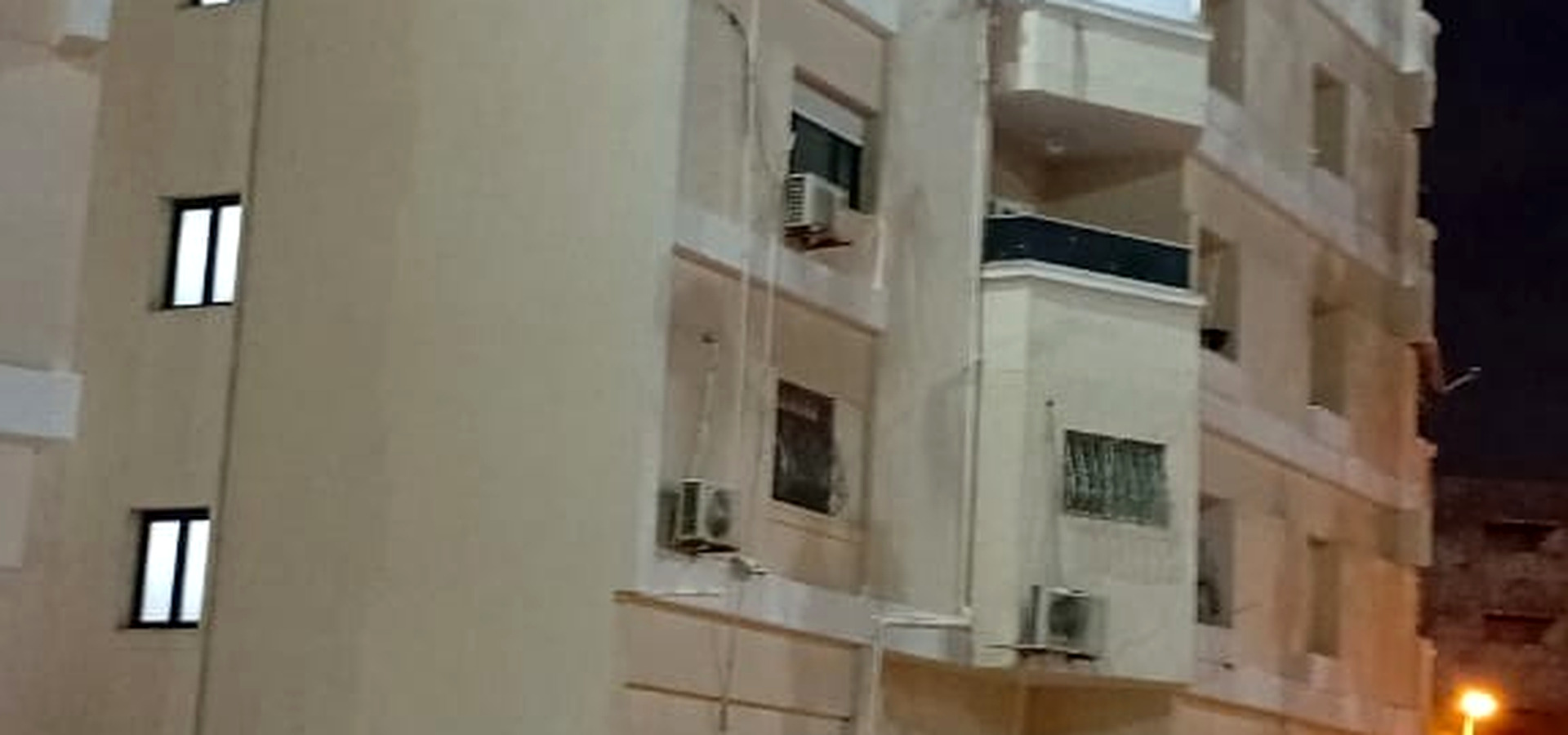 مبنى زجاجي حديث